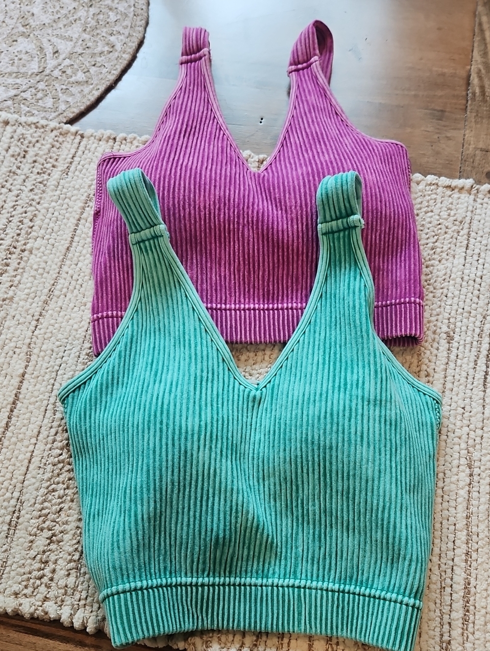 Zenana Outfitters Ribbed V-Neck Crop Top in Aqua & Magenta Accent
